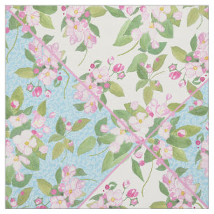 Roze bloesem op blauw en wit faux patchwork stof