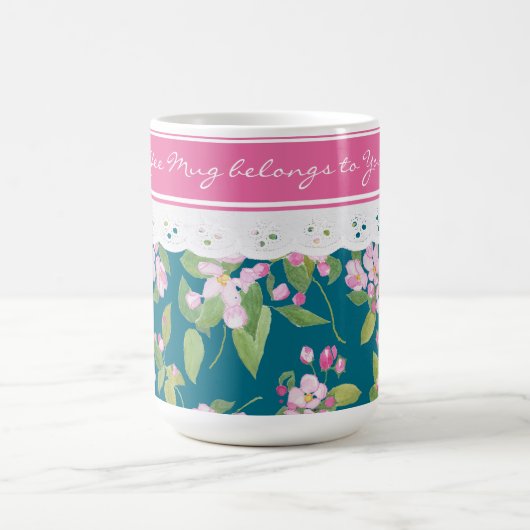 Roze bloesem op donkerblauw met faux kant koffiemok (Center)