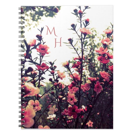 Roze Bloesem Wilde Bloemen Weide Monogram Notitieboek (Voorkant)