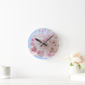 Roze bloesems Blue Sky. Ronde Klok (Huis)