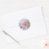 Roze bloesems Blue Sky. Ronde Sticker (Envelop)