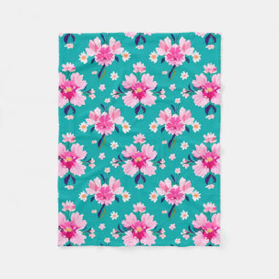 Roze bloesems en bladeren op een turquoise achterg fleece deken