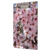 Roze bloesems op sierbloemen klembord (Links)