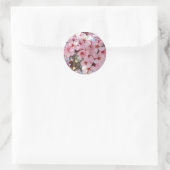 Roze bloesems op sierbloemen ronde sticker (Tas)