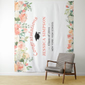 Roze blozende rozen bloemstuk afstudeerfoto-achter wandkleed (In situ)