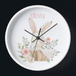 Roze Blush Bunny Rabbit Name Nursery Clock<br><div class="desc">Kute en zoete roze waterverf konijnenkonijn met bloemaccenten in een mandje. Voeg je naam toe. Schattig. Elke dag 100% klanttevredenheid met Zazzle.</div>