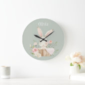 Roze Blush Bunny Sage Green Name Nursery Clock Grote Klok (Huis)