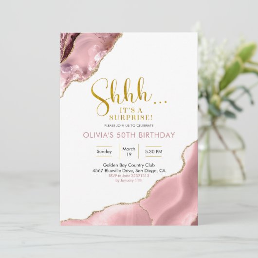 Roze Blush en Gold Agate Surprise Birthday Invita Kaart (Staand voorkant)