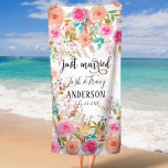 Roze Blush Floral Aangepast gewoon getrouwd Strandlaken<br><div class="desc">Maak uw pasgetrouwde status officieel met deze stijlvolle en unieke strandlaken. Deze Pink Blush Floral Custom Just Married Beach Towel is de perfecte manier om je nieuwe titel te shows en een statement te maken op het strand of het zwembad. Een must-have voor elke strandliefhebbende pasgetrouwde, deze trendy handdoek heeft...</div>