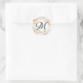 Roze Blush Floral Wreath Monogram Envelop Afdichti Ronde Sticker (Tas)