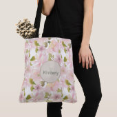 Roze Blush Magnolia Bloemen Initiaal Monogram Tote Bag (Dichtbij)