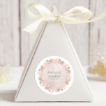 Roze Blush Magnolia Floral Wedding Round Sticker<br><div class="desc">Een elegant collectie van de bloem in een wazige roze magnolia floral met een groenblaasje. Pas uw gegevens snel en eenvoudig aan met uw gegevens. Druk op de knop Aanpassen. Overeenkomende objecten om je collectie te voltooien zijn beschikbaar in onze Zazzle winkel!</div>