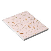 Roze Blush Terrazzo met gouden kopervlekken Notitieblok (Schuin)