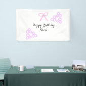 Roze boeg paarse bloemenpastel Happy Birthday Spandoek (Beurs)