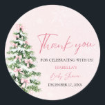 Roze Bogen Kerstboom Meisje Winter Baby shower Ronde Sticker<br><div class="desc">De Pink Bows Christmas Tree Girl Winter Baby shower Classic Sticker voegt een heerlijke touch toe aan uw winterse baby shower! Met een zacht roze strik en een feestelijke kerstboom is deze sticker ideaal voor het seizoensfeest van een babymeisje. Gebruik het om gunsten, enveloppen of decorstukken te versieren om gezellige,...</div>