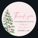 Roze Bogen Kerstboom Meisje Winter Baby shower Ronde Sticker<br><div class="desc">De Pink Bows Christmas Tree Girl Winter Baby shower Classic Sticker voegt een heerlijke touch toe aan uw winterse baby shower! Met een zacht roze strik en een feestelijke kerstboom is deze sticker ideaal voor het seizoensfeest van een babymeisje. Gebruik het om gunsten, enveloppen of decorstukken te versieren om gezellige,...</div>