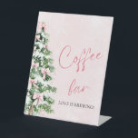 Roze Bogen Kerstboom Snowflake Koffiebar Teken Reclamebord Met Voetstuk<br><div class="desc">Pink Bows Christmas Tree Snowflake Coffee Bar Sign 🎀🎄❄️ Voeg een gezellige en feestelijke touch aan uw baby shower met deze charmante koffiebar teken! Met schattige roze bogen, een prachtig versierde kerstboom en delicate sneeuwvlokken op een zacht roze achtergrond, nodigt het gasten uit om op te warmen met een kopje...</div>