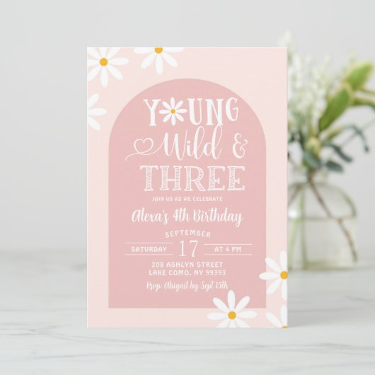 Roze Boho Arch Daisy Jong Wild en Drie Verjaardag Kaart (Staand voorkant)