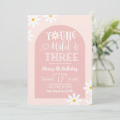 Roze Boho Boog Daisy Jong Wild en Drie Verjaardag Kaart (Staand voorkant)