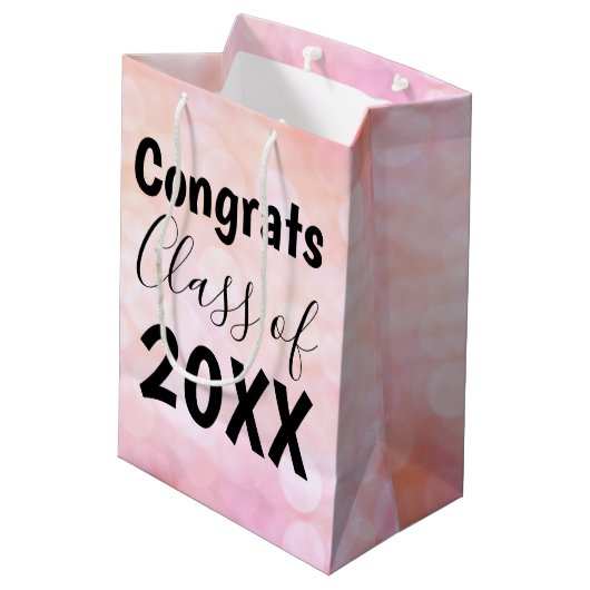 Roze Bokeh Congrats Afstuderen Gift Bag Medium Cadeauzakje (Achterkant Gekanteld)