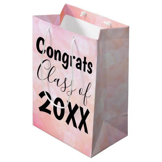 Roze Bokeh Congrats Afstuderen Gift Bag Medium Cadeauzakje (Voorkant Gekanteld)