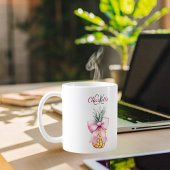 Roze boog ananas tropische zomer monogram koffiemok