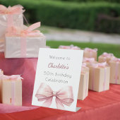 Roze boog elegante verjaardagsfeestje welkom reclamebord met voetstuk