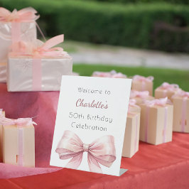 Roze boog elegante verjaardagsfeestje welkom reclamebord met voetstuk