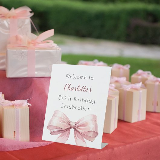 Roze boog elegante verjaardagsfeestje welkom reclamebord met voetstuk