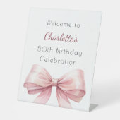 Roze boog elegante verjaardagsfeestje welkom reclamebord met voetstuk (Voorkant)