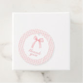Roze boog en gingham preppy baby shower bedankjes labels (In situ)