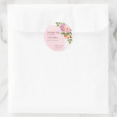 Roze boog met rozen gepersonaliseerde media bedank ronde sticker (Tas)