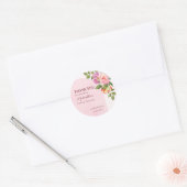 Roze boog met rozen gepersonaliseerde media bedank ronde sticker (Envelop)