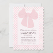 Roze boog polka dots meisjes verjaardag uitnodigin kaart (Voorkant)