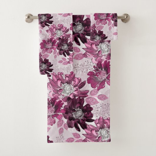 Roze, bordeaux bloemen op stoffig roze bad handdoek (Insitu)