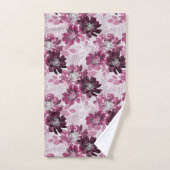 Roze, bordeaux bloemen op stoffig roze bad handdoek (Handdoek)