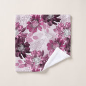Roze, bordeaux bloemen op stoffig roze bad handdoek (Wasdoekje)