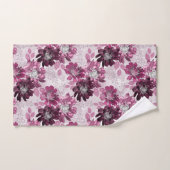 Roze, bordeaux bloemen op stoffig roze bad handdoek (Handdoek)