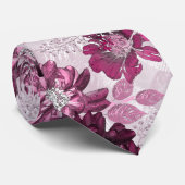 Roze, bordeaux bloemen op stoffig roze stropdas (Opgerold)