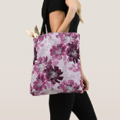 Roze, bordeaux bloemen op stoffig roze tote bag (Dichtbij)