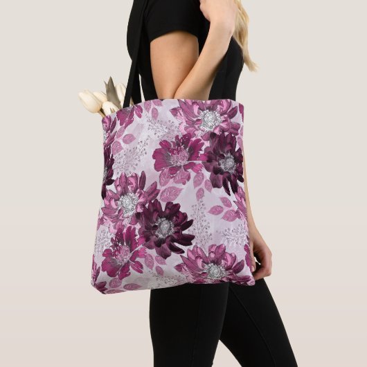 Roze, bordeaux bloemen op stoffig roze tote bag (Dichtbij)
