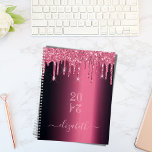 Roze bordeaux glitter druppels monogram 2024 planner<br><div class="desc">Een donkerbruine faux metallische achtergrond met elegante kersroze faux glitter-druppels, een druppelaar. Sjabloon voor een jaar (ondersteboven) personaliseer en voeg een naam toe. De naam wordt geschreven in lichtroze met een modern handgeschreven stijlmanuscript met letters. Ideaal voor school, werk of het organiseren van je persoonlijke of gezinsleven. Als u de...</div>