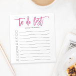 Roze | Borstel met persoonlijke titel om lijst uit Notitieblok<br><div class="desc">Een op maat gemaakt notebook is voorzien van "to do list" bovenaan in levendige tropische roze handgeschreven stijl penseellettertype. Personaliseer met jouw naam of keus van tekst onderaan,  of verlaat leeg indien gewenst. 10 regels met selectievakjes helpen u al uw belangrijke taken bij te houden!</div>