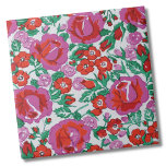 Roze Botanisch Roos Bloempatroon Tegeltje<br><div class="desc">Voeg een monogram of jouw naam toe om het meer gepersonaliseerd te maken! Deze levendige bloemenprint legt de essentie van de moderne kunst mooi vast, met een dynamische schets van roze en rode rozen met subtiele maar opvallende groene accenten. Het kleurenpalet toont de rijke tinten roze en rood die harmonieus...</div>