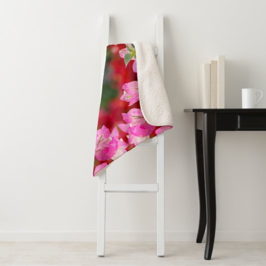 Roze Bougainvillebloem Sherpa Deken (In situ)