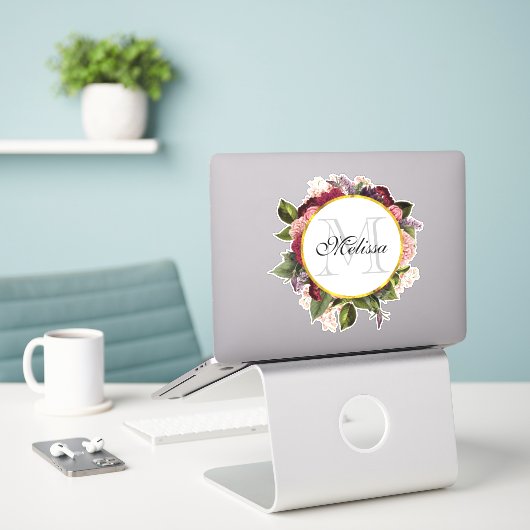Roze Bourgogne en groene bloemen Monogram Sticker (Laptop op bureau)