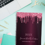 Roze Bourgondische glitter druppelt goud monogram  Planner<br><div class="desc">Een donkere bordeauxrode achtergrond met elegante kersenroze faux glitter drips,  verfdruppellook. Sjabloon voor een jaar,  elk jaar. Personaliseer en voeg een naam en een titel toe. De naam is geschreven in lichtroze met een modern handgeschreven stijlschrift. Perfect voor school,  werk of het organiseren van je persoonlijke / gezinsleven.</div>