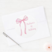 Roze Bow Coquette Eerste Verjaardag Ronde Sticker (Envelop)