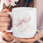 Roze bow koffiemok<br><div class="desc">Voeg een vleugje elegantie en vrouwelijkheid toe aan je ochtendroutine met deze prachtige mok met een delicate roze strik en een gepersonaliseerd script initiaal monogram. Het zachte, girly ontwerp maakt het een stijlvolle toevoeging aan uw keuken, waardoor een schattig en trendy accent aan uw koffie- of theetijd. Eenvoudig aan te...</div>