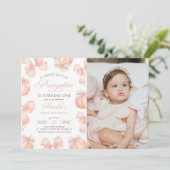 Roze Bow Little Pumpkin Verjaardag Foto Uitnodigin Kaart (Staand voorkant)